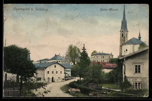AK Neumarkt b. Salzburg, Unter-Markt, Strassenpartie mit Kirche und Häusern