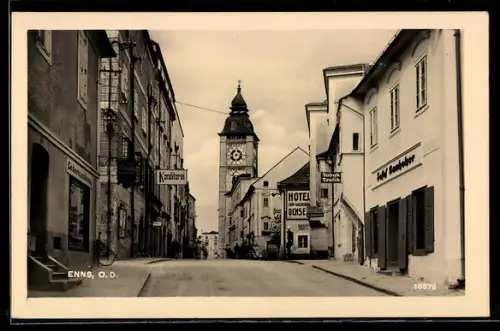 AK Enns, Hauptstrasse mit Stadtturm, Konditorei u. Hotel zum goldenen Ochsen