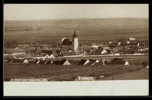AK Straning, Gesamtansicht mit Kirche und Fernblick
