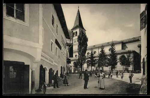 AK Saalfelden, Kirchplatz mit Kirche u. Passanten