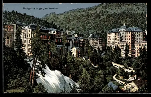 Künstler-AK Badgastein, Badgastein gegen Westen, Hotelbauten am Wasserfall mit Bergpanorama, beleuchtete Fenster