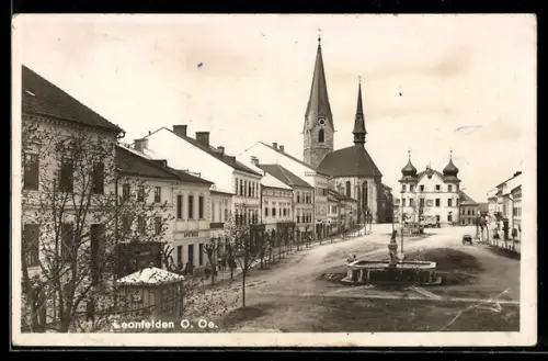 AK Leonfelden /O. Oe., Marktplatz mit Brunnen und Kirche, Gebäude mit Zwiebeltürmen