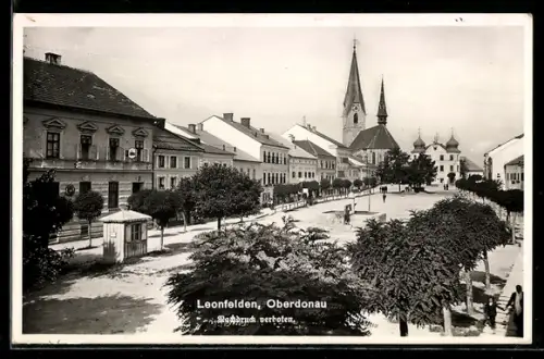 AK Leonfelden /Oberdonau, Marktplatz mit Kirche, Promenade, Kiosk