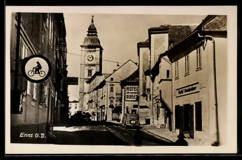 AK Enns /O. D., Strasse mit Hotel Ochse und Turm, Radfahrer-Verkehrsschild