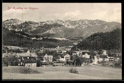 AK St. Agatha bei Goisern, Dorfpanorama mit Kirche und Bergkulisse