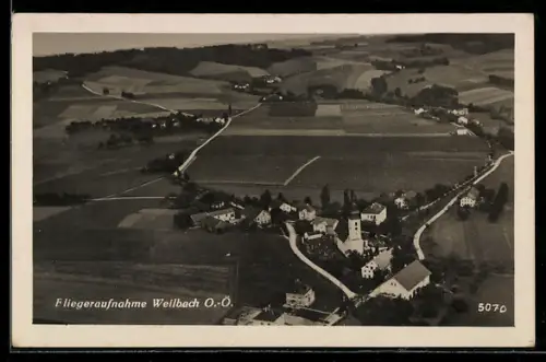 AK Weilbach /Ob. Öst., Fliegeraufnahme mit Ort, Strassen und Feldern