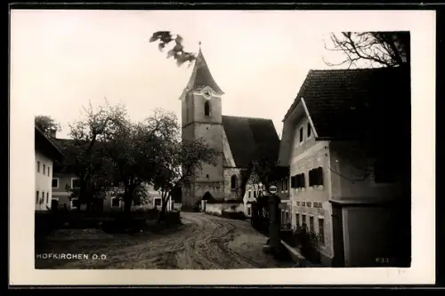 AK Hofkirchen /O.-D., Strassenpartie mit Kirche