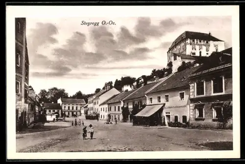 AK Steyregg /O.-Oe., Strassenpartie mit Schloss