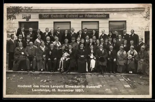 AK Leonfelden, Sumerau, Hochzeit des Herrn Leopold Elmecker 1937, Gruppenbild vor dem Gasthaus Josef Hochreiter