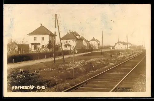 AK Ansfelden /O.-Oe., Kremsdorf, Häuser an den Bahngleisen