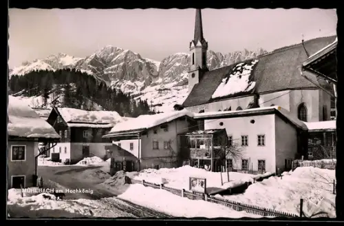 AK Mühlbach am Hochkönig, Strassenpartie mit Kirche im Winter
