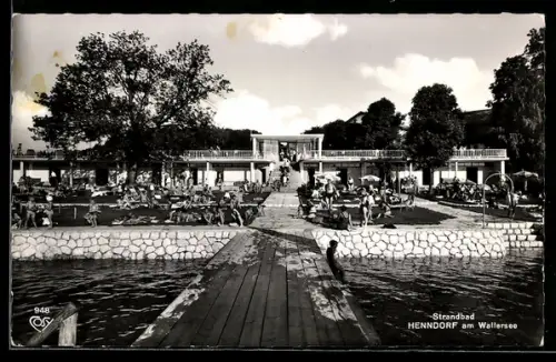 AK Henndorf am Wallersee, Strandbad mit Steg und Badegästen