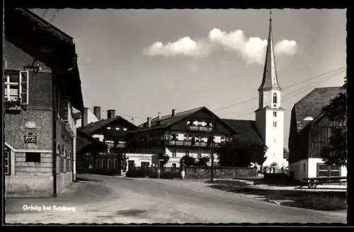 AK Grödig bei Salzburg, Strassenpartie mit Kirche