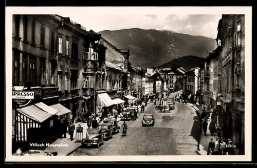 AK Villach, Hauptplatz mit Fahrzeugen, Passanten und Bergpanorama