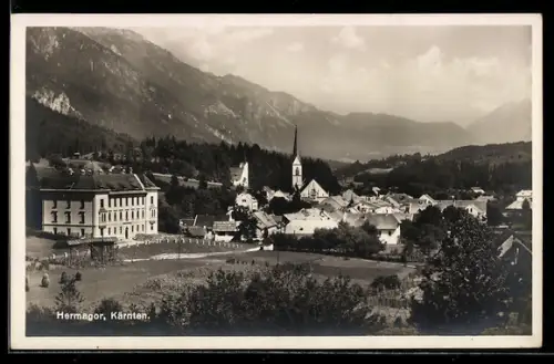 AK Hermagor /Kärnten, Panorama mit Kirche und Bergen