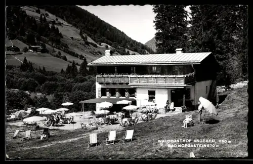 AK Bad Hofgastein, Waldgasthof Angertal, Terrasse mit Sonnenschirmen und Liegestühlen
