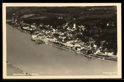 AK Mauthausen a. d. Donau, Fliegeraufnahme mit Donauufer und Kirche