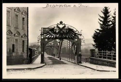 AK Braunau am Inn, Brücke mit geschmiedetem Portal