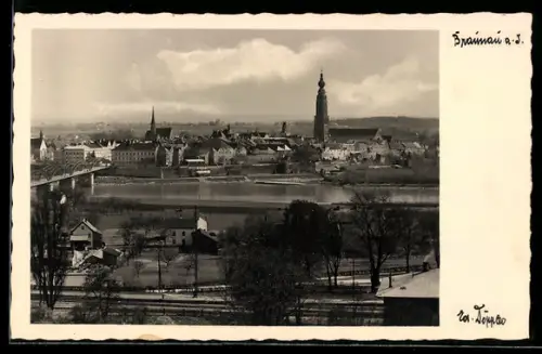 AK Braunau a. I., Panorama mit Fluss und Kirchturm
