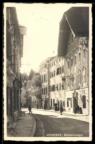 AK Mondsee /Salzkammergut, Strasse mit Häusern und Passanten