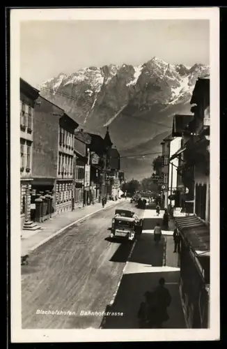 AK Bischofshofen, Bahnhofstrasse mit Gebirgspanorama