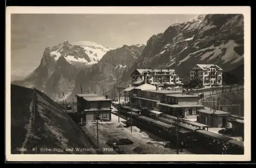 AK Kl. Scheidegg, Bahnhof mit Zügen und Wetterhorn-Blick