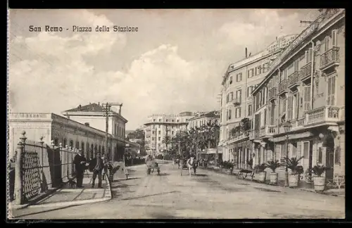 AK San Remo, Piazza della Stazione con edifici storici e carrozze, Bahnhof