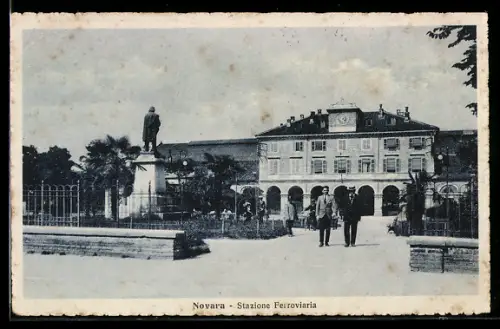 AK Novara, Stazione Ferroviaria con statua e giardino, Bahnhof