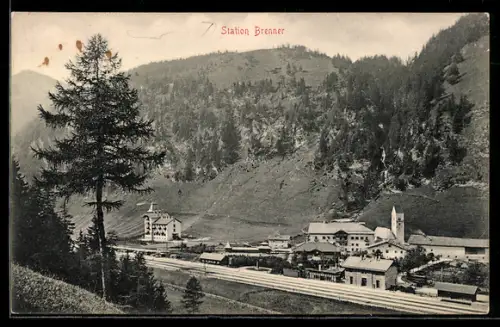 AK Brennero, Vista sulla stazione ferroviaria tra le montagne alpine, Bahnhof