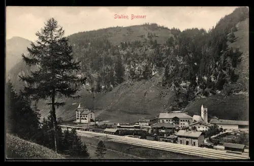 AK Brennero, Stazione ferroviaria circondata da montagne e foresta, Bahnhof