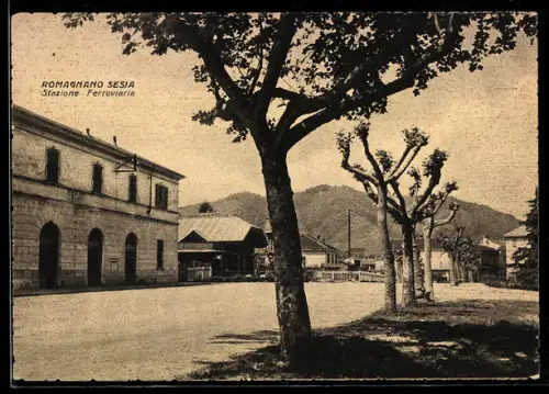 AK Romagnano Sesia, Stazione Ferroviaria con alberi e montagne sullo sfondo, Bahnhof