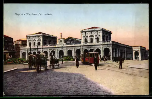 AK Napoli, Stazione Ferroviaria con tram e persone davanti, Strassenbahn