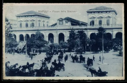 AK Napoli, Piazza della Stazione con carrozze e persone