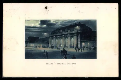 AK Milano, Stazione Centrale di notte con cielo nuvoloso e persone in piazza