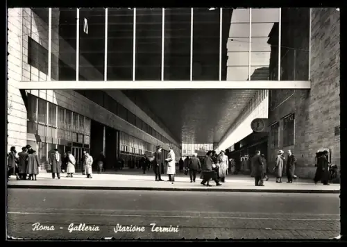 AK Roma, Galleria Stazione Termini, persone davanti all`ingresso della stazione