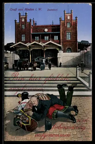AK Minden i. W., Bahnhof mit Pferdedroschken und gestürztem Ankömmling, Karikatur
