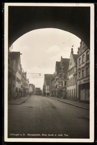 AK Dillingen a. D., Königstrasse, Blick durch das mittlere Tor mit Geschäften
