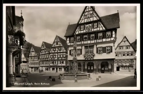 AK Urach, Rathaus mit Brunnen