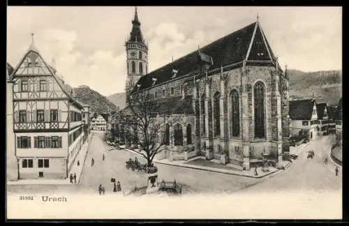 AK Urach / Württbg., Strassenpartie mit Kirche