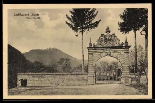 AK Urach / Württbg., Gesamtansicht vom alten Stadttor