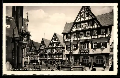 AK Bad Urach, Rathaus mit Marktbrunnen und Geschäften