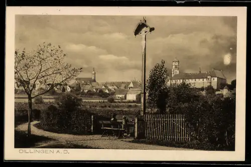 AK Dillingen a. D., Ortsansicht mit Schloss von einem Wegkreuz aus