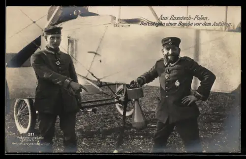 Foto-AK Sanke Nr. 311: Befestigen einer Bombe an einem Flugzeug vor dem Aufstieg von Flugfeld in Russisch-Polen