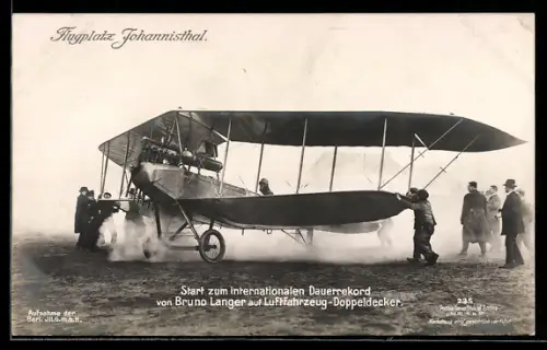 Foto-AK Sanke Nr. 235: Berlin-Johannisthal, Dauerrekord von Bruno Langer auf Luftfahrzeug-Doppeldecker, Flugzeug