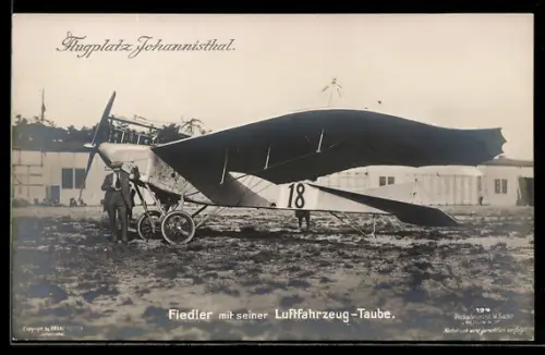 Foto-AK Sanke Nr. 194: Pilot Fiedler mit seiner Luftfahrzeug-Taube, Eindecker-Flugzeug