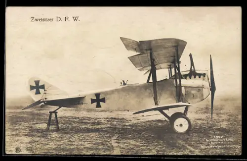 Foto-AK Sanke Nr. 1042: Zweisitzer-Kampfflugzeug D.F.W. auf Flugfeld