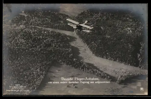 Foto-AK Sanke Nr. 1027, Deutsches Flugzeug von einem anderem Flugzeug aus aufgenommen