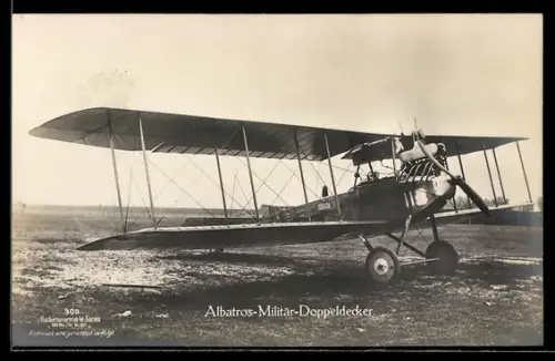 Foto-AK Sanke Nr. 300: Albatros-Militär-Doppeldecker-Flugzeug auf dem Rollfeld