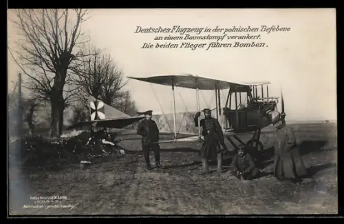 Foto-AK Sanke: Deutsches Flugzeug in der polnischen Tiefebene an Baumstumpf verankert, Piloten mit Bomben