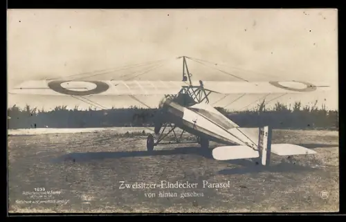 Foto-AK Sanke Nr. 1033: Zweisitzer-Eindecker Flugzeug Parasol auf Flugfeld